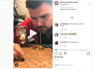 Gabut, Pria Ini Pecahkan Rekor Dunia Susun 5 Butir M&Ms