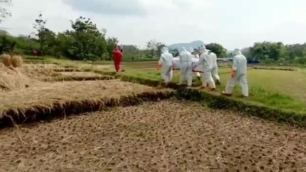 Relawan pemakaman COVID-19 di Wonogiri terabas sungai dan susuri pematang sawah demi makamkan pasien COVID-19