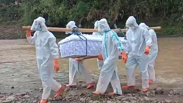 Relawan pemakaman COVID-19 di Wonogiri terabas sungai dan susuri pematang sawah demi makamkan pasien COVID-19