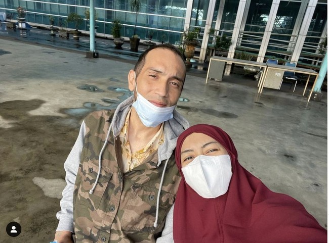 Gary Iskak awalnya disebut sakit kanker hati. Namun melalui sahabatnya, Chef Haryo Pramoe, Gary dan sang istri Richa memberikan klarifikasi. “Keadaannya Gary itu belum divonis kanker hati, masih terlalu jauh. Kita harus berpikir positif pada Allah agar Gary bisa disembuhkan. Untuk kanker hati itu terlalu jauh, masih membutuhkan diagnosa berkali-kali, kemudian laboratorium, tapi yang jelas memang kondisi hatinya menurun, kata Chef Haryo Pramoe. Foto: Dok. Instagram @richaiskak