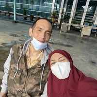 Gary Iskak awalnya disebut sakit kanker hati. Namun melalui sahabatnya, Chef Haryo Pramoe, Gary dan sang istri Richa memberikan klarifikasi. “Keadaannya Gary itu belum divonis kanker hati, masih terlalu jauh. Kita harus berpikir positif pada Allah agar Gary bisa disembuhkan. Untuk kanker hati itu terlalu jauh, masih membutuhkan diagnosa berkali-kali, kemudian laboratorium, tapi yang jelas memang kondisi hatinya menurun, kata Chef Haryo Pramoe. Foto: Dok. Instagram @richaiskak
