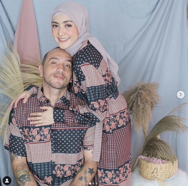 Richa Novisha mulai menggunakan hijab pada 2016. Richa dan Gary Iskak hijrah bersama. Sang suami Gary yang sebelumnya dikenal ‘nakal’, mulai hijrah pada 2012. Foto: Dok. Instagram @richaiskak