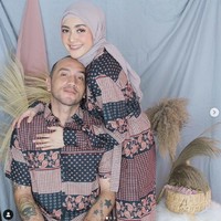 Richa Novisha mulai menggunakan hijab pada 2016. Richa dan Gary Iskak hijrah bersama. Sang suami Gary yang sebelumnya dikenal ‘nakal’, mulai hijrah pada 2012. Foto: Dok. Instagram @richaiskak