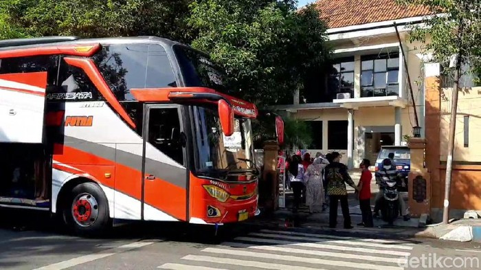 Di tengah lonjakan kasus COVID-19, rombongan studi banding Dinas Pariwisata Pemuda dan Olahraga (Disparpora) masih nekat berangkat. Satgas COVID-19 yang mengetahui hal itu langsung menggagalkan rombongan pergi ke luar kota.