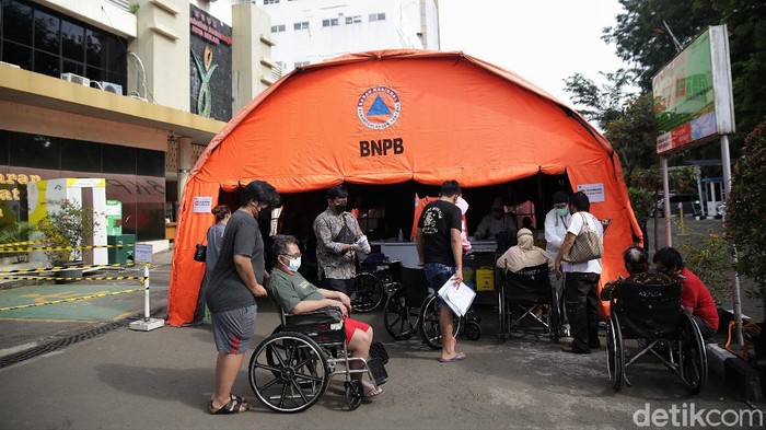 Jumlah pasien COVID-19 di RSUD Kota Bekasi melonjak seiring meningkatnya kasus Corona di Indonesia. Tenda darurat pun didirikan sebagai ruang IGD pasien Corona.