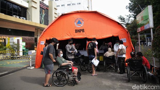 Jumlah pasien COVID-19 di RSUD Kota Bekasi melonjak seiring meningkatnya kasus Corona di Indonesia. Tenda darurat pun didirikan sebagai ruang IGD pasien Corona.