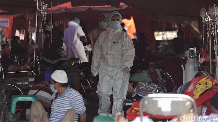 Jumlah pasien COVID-19 di RSUD Kota Bekasi melonjak seiring meningkatnya kasus Corona di Indonesia. Tenda darurat pun didirikan sebagai ruang IGD pasien Corona.