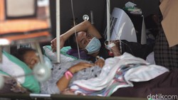 Jumlah pasien COVID-19 di RSUD Kota Bekasi melonjak seiring meningkatnya kasus Corona di Indonesia. Tenda darurat pun didirikan sebagai ruang IGD pasien Corona.
