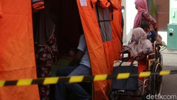Jumlah pasien COVID-19 di RSUD Kota Bekasi melonjak seiring meningkatnya kasus Corona di Indonesia. Tenda darurat pun didirikan sebagai ruang IGD pasien Corona.