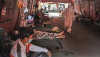 Sejumlah pasien tampak beristirahat di ruang IGD (Instalasi Gawat Darurat) tambahan di RSUD Bekasi, Jawa Barat, Rabu (23/6/2021). ANTARA FOTO/Fakhri Hermansyah