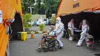 Pemerintah setempat mendirikan tenda untuk ruang IGD yang dapat menampung 30 pasien karena keterisian tempat tidur pasien penuh akibat lonjakan kasus COVID-19. ANTARA FOTO/Fakhri Hermansyah