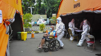 Corona Menggila, Banyak Rumah Sakit Rawat Pasien di Tenda