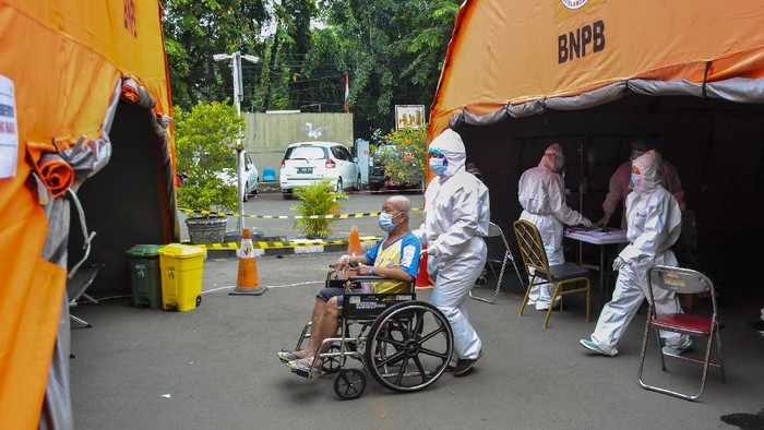 Sejumlah pasien beristirahat di ruang IGD (Instalasi Gawat Darurat) tambahan di RSUD Bekasi, Jawa Barat, Rabu (23/6/2021). Pemerintah setempat mendirikan tenda untuk ruang IGD yang dapat menampung 30 pasien karena keterisian tempat tidur pasien penuh akibat lonjakan kasus COVID-19. ANTARA FOTO/ Fakhri Hermansyah/hp.