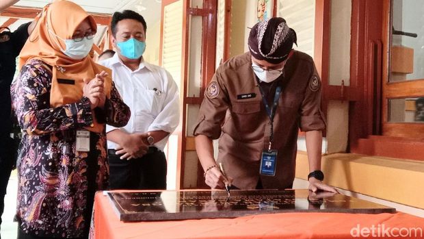 Sandiaga berkunjung ke SMA N 7 Purworejo.