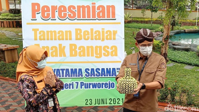 Sandiaga berkunjung ke SMA N 7 Purworejo.