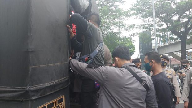 Sejumlah Orang Diduga Simpatisan HRS Diangkut Petugas di PN Jaktim