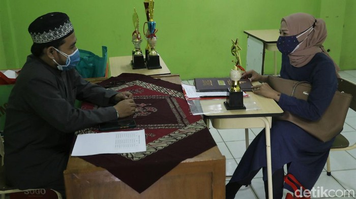 Sekolah di Bogor Terapkan Prokes Ketat Saat Bagi Rapor Tatap Muka Sebagian sekolah di Kabupaten Bogor bagikan rapor para murid secara tatap muka. Kegiatan itu digelar dengan terapkan protokol kesehatan ketat guna cegah Corona.