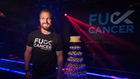 Stephen Amell tidak berhenti tertawa saat beradegan seks dengan Emilly Bett Rickards. Foto: dok. Getty Image