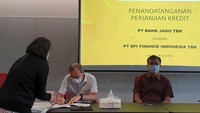 Penandatanganan ini diwakili oleh Direktur Keuangan BFI Finance, Sudjono, dan Arief Harris Tandjung disaksikan oleh Wakil Direktur Utama Bank Jago, serta Sonny Christian Joseph, Direktur Bisnis Bank Jago.