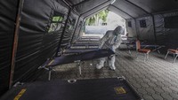 Petugas medis tampak menyiapkan tenda darurat di Rumah Sakit Umum Daerah (RSUD) Cibinong, Kabupaten Bogor, Jawa Barat, Rabu (23/6/2021). ANTARA FOTO/Yulius Satria Wijaya