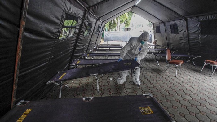 Petugas medis menyiapkan tenda darurat di Rumah Sakit Umum Daerah (RSUD) Cibinong, Kabupaten Bogor, Jawa Barat, Rabu (23/6/2021). RSUD Cibinong mendirikan tenda darurat untuk mengantisipasi lonjakan pasien yang dirujuk ke IGD. ANTARA FOTO/Yulius Satria Wijaya/hp.