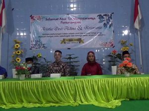 COVID-19 Paksa Pasangan Kekasih di Magetan Ini Bertunangan di Balai Desa