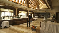Kamar-kamar dibersihkan, kolam diisi, kursi berjemur dijauhkan. Staf bersiap kembali sambut turis saam Moskow mengumumkan akan cabut pembatasan penerbangan ke Turki. (AP)
