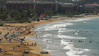 Pantai di Antalya pun sudah didatangi banyak turis (AP)