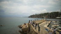 Pada hari yang sama turis berdatangan ke pelabuhan Tua di Antalya, (AP)