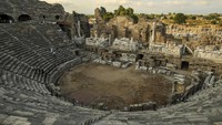  Pemandangan di sebagian teater romawi kuno di Antalya, Turki  Selatan pada Minggu 20 Juni 2021.  (AP)