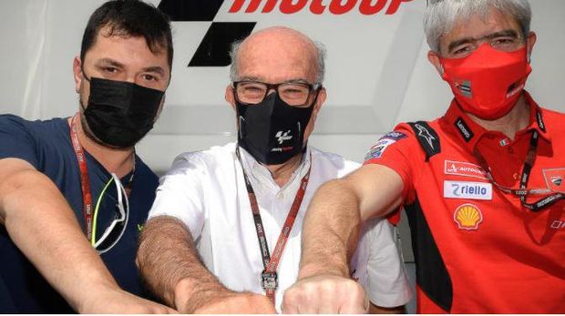 Alessio Salucci (VR46 Riders Academy), Carmelo Ezpeleta (Dorna Sports), dan Luigi Dall'Igna (Ducati).