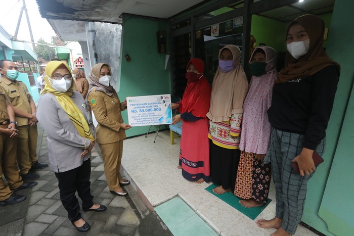 Wali Kota Mojokerto Saat Membagikan BPJS Ketenagakerjaan