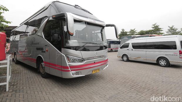 Weha One Business Bus yang dimiliki oleh perusahaan bus pariwisata White Horse