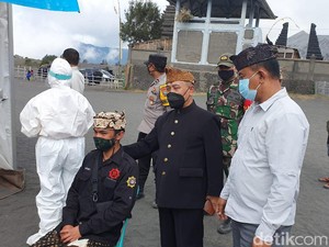Panitia Yadnya Kasada hingga Dukun Adat Swab Antigen di Lautan Pasir Bromo