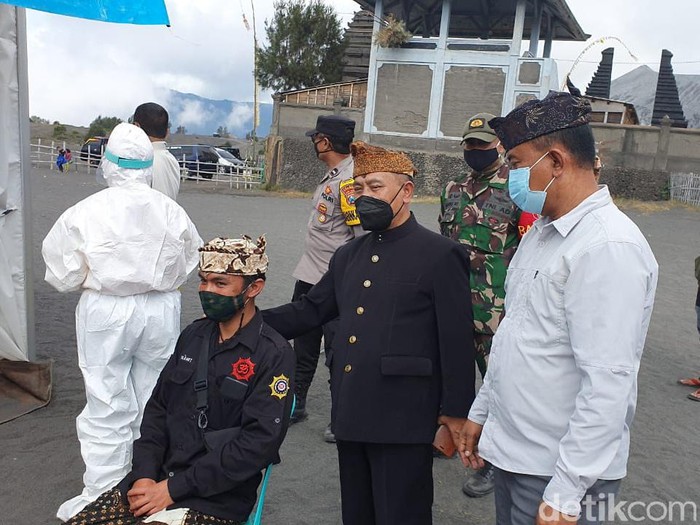 Semua panitia Yadnya Kasada hingga dukun adat menjalani swab antigen di lautan pasir Bromo. Seperti yang disampaikan Kepala Diskominfo Pemkab Probolinggo, Yulius Cristian.