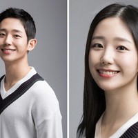Beginilah penampilan Jung Hae In bila memiliki rambut panjang dan memakai riasan makeup. Lawan main Jisoo BLACKPINK dalam drama Korea Snowdrop ini terlihat manis dan anggun. Foto: dok Star Focus, dok Naver