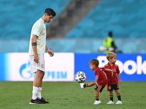 Duh! Alvaro Morata Curhat Keluarganya Disumpahi Mati