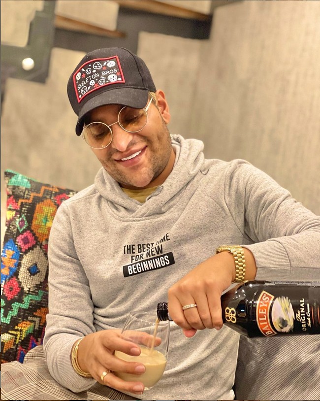 Aneece mengatakan bahwa dirinya kecanduan untuk membuat video TikTok tetapi selalu membutuhkan filter untuk membuat wajahnya terlihat lebih menarik. Saya telah memiliki TikTok dan Instagram untuk sementara waktu tetapi saya benci memposting foto diri saya sendiri. Saya tidak suka penampilan saya sehingga selalu menggunakan filter Pillow face dan snatched di Instagram. Saya kecanduan TikTok tetapi membutuhkan filter untuk memposting video. Jadi saya menggunakan filter di Instagram untuk merekam video sebelum memposting ke TikTok, terang Aneece. Foto: Instagram/@aneece111