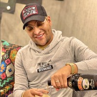 Aneece mengatakan bahwa dirinya kecanduan untuk membuat video TikTok tetapi selalu membutuhkan filter untuk membuat wajahnya terlihat lebih menarik. Saya telah memiliki TikTok dan Instagram untuk sementara waktu tetapi saya benci memposting foto diri saya sendiri. Saya tidak suka penampilan saya sehingga selalu menggunakan filter Pillow face dan snatched di Instagram. Saya kecanduan TikTok tetapi membutuhkan filter untuk memposting video. Jadi saya menggunakan filter di Instagram untuk merekam video sebelum memposting ke TikTok, terang Aneece. Foto: Instagram/@aneece111