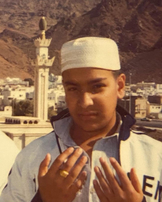 Karena terlalu kecanduan menggunakan filter, Aneece pun memutuskan untuk melakukan operasi plastik demi bisa memiliki wajah filter permanen. Pria 32 tahun itu telah melakukan filler pipi, botox, veneer, laser penghilang bulu, dan micro blading. Foto: Instagram/@aneece111