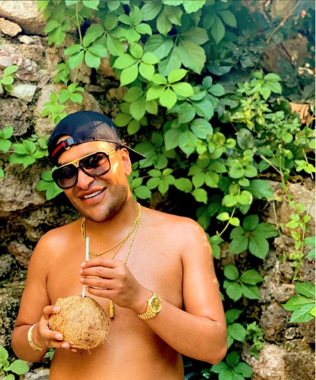 Saya benar-benar terobsesi dengan penampilan saya dan itu harus sempurna. Beberapa praktisi menolak untuk mengubah wajah saya karena mereka mengatakan saya sudah cukup jadi saya pergi ke klinik yang berbeda setiap bulan, terang Aneece. Foto: Instagram/@aneece111