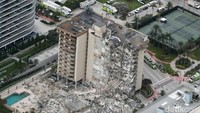Apartemen tepi Laut yang bertingkat tinggi dekat Pantai Miami, Florida, Amerika Serikat, roboh. Satu orang dinyatakan meninggal, dan 99 orang lainnya hilang. Sejauh ini, tim penyelamat telah menemukan jasad 24 orang, dengan 121 masih hilang. AP/David Santiago