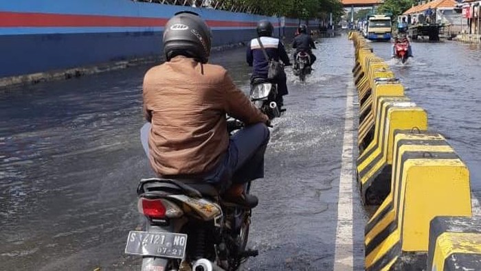 Banjir Rob Kembali Rendam Jalan Kalimas Surabaya