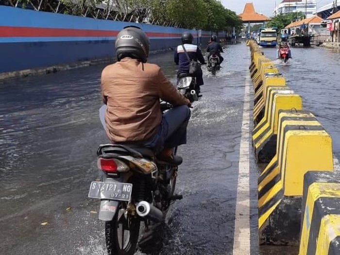 Banjir Rob Kembali Rendam Jalan Kalimas Surabaya