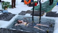 Berenang di air esudah jadi tradisi pertengahan musim dingin di Stasiun Penelitian Australia. Mereka membuat kolam berukuran 1,5 meter persegi dengan memotong lapisan es setebal 80 cm menggunakan gergaji. Suhu airnya sendiri -2 derajat celcius, sementara suhu udara -9 derajat celcius. (dok. Istimewa)