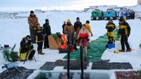 Winter Solstice adalah momen hari dimana matahari berada di jarak terjauhnya dengan bumi, yaitu pada tanggal 21 Juni. Ada kurang lebih 86 orang peneliti dan petualang dari Australia yang bekerja di 3 stasiun penelitian Antartika.  (dok. Istimewa)