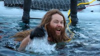 Para peneliti dari Australia yang berada di Antartika punya tradisi tahunan unik. Mereka akan berenang setengah telanjang di air bersuhu minus untuk merayakan Winter Solstice. (dok. Istimewa)