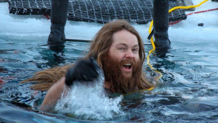 Orang Australia berenang di Antartika