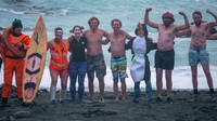 Meski sangat dingin, tapi itu justru tidak menyurutkan kegembiraan dan semangat orang-orang Australia ini. Mereka terlihat enjoy dan happy-happy saja berenang di air es. Traveler berani coba? (dok. Istimewa)