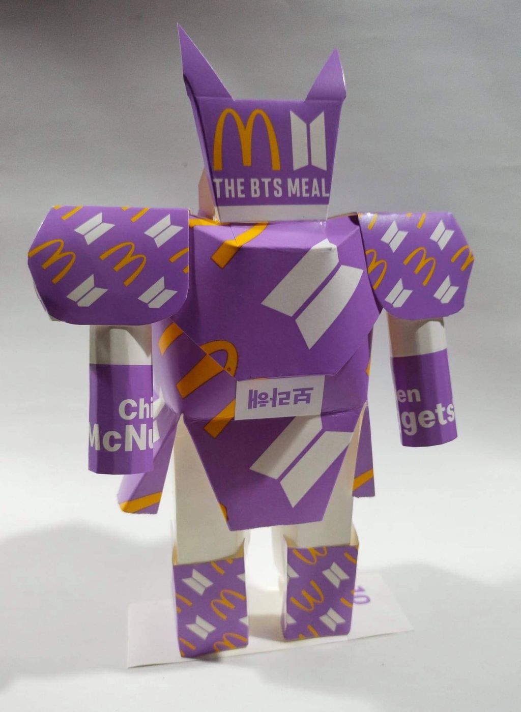 Kreatif, Pria Ini Sulap Kemasan BTS Meal jadi Robot Mainan yang Akan Dilelang
